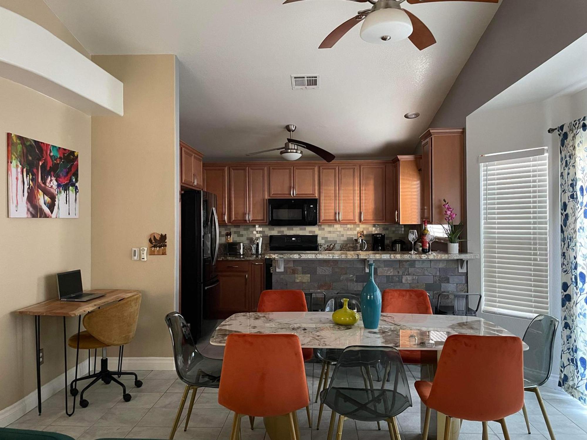 Ferienhaus Pet-friendly, Vibrant Oasis - Colorful Retreat Near Summerlin Las Vegas