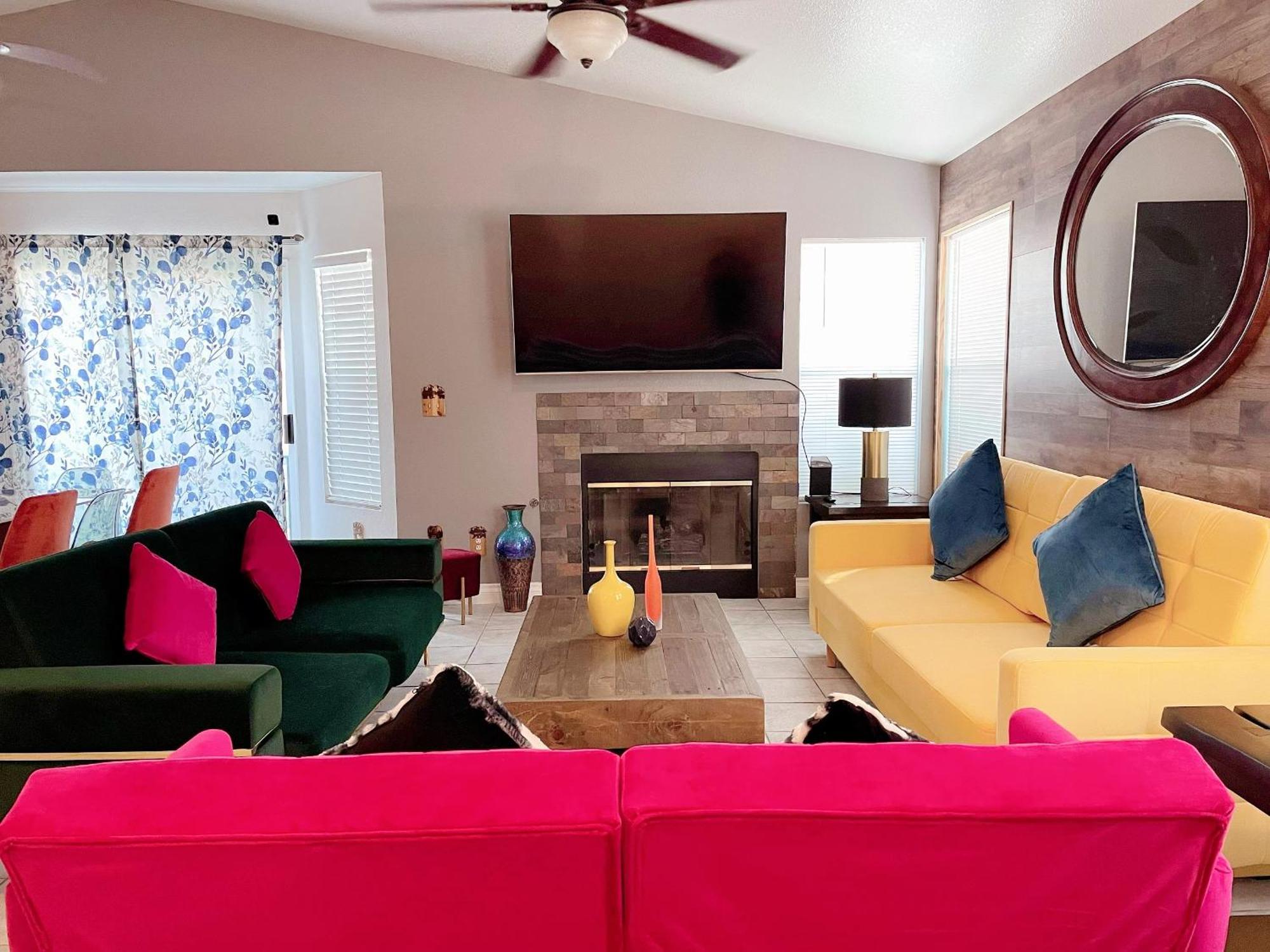 Ferienhaus Pet-friendly, Vibrant Oasis - Colorful Retreat Near Summerlin Las Vegas