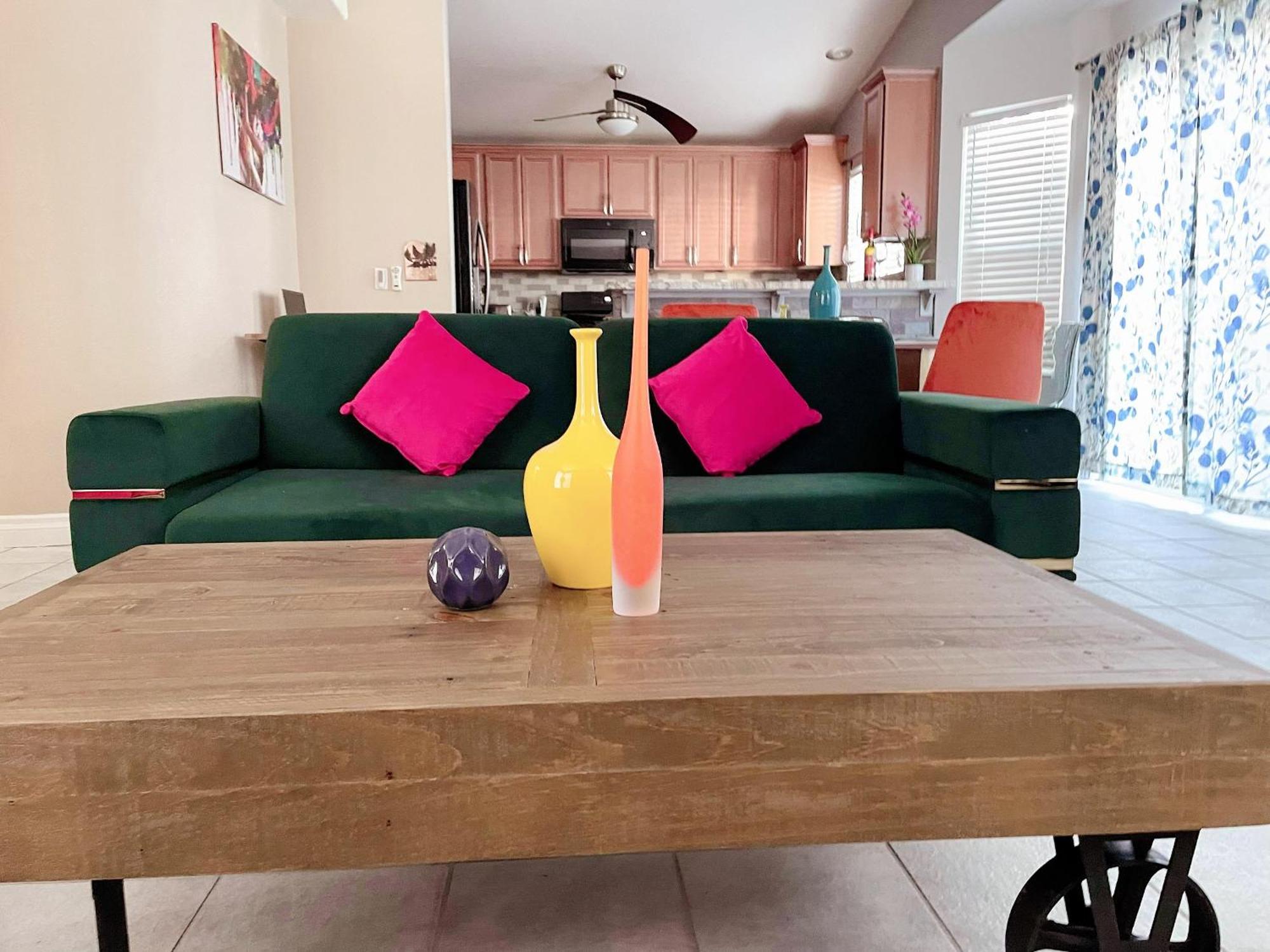Pet-friendly, Vibrant Oasis - Colorful Retreat Near Summerlin Ferienhaus Las Vegas