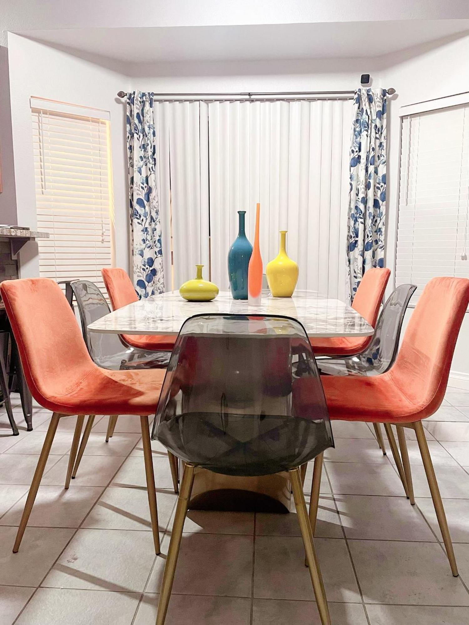 Pet-friendly, Vibrant Oasis - Colorful Retreat Near Summerlin Ferienhaus