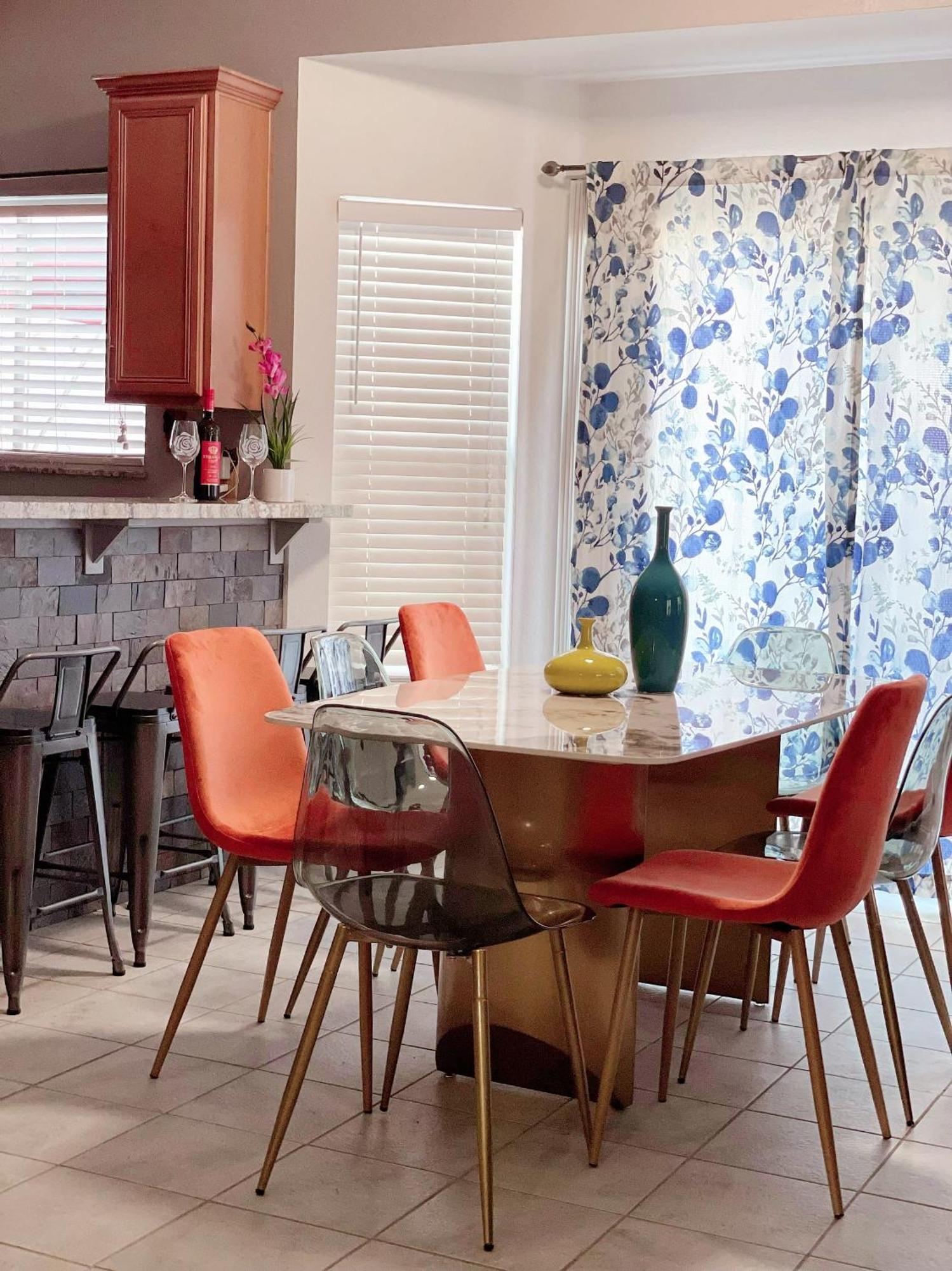 Ferienhaus Pet-friendly, Vibrant Oasis - Colorful Retreat Near Summerlin