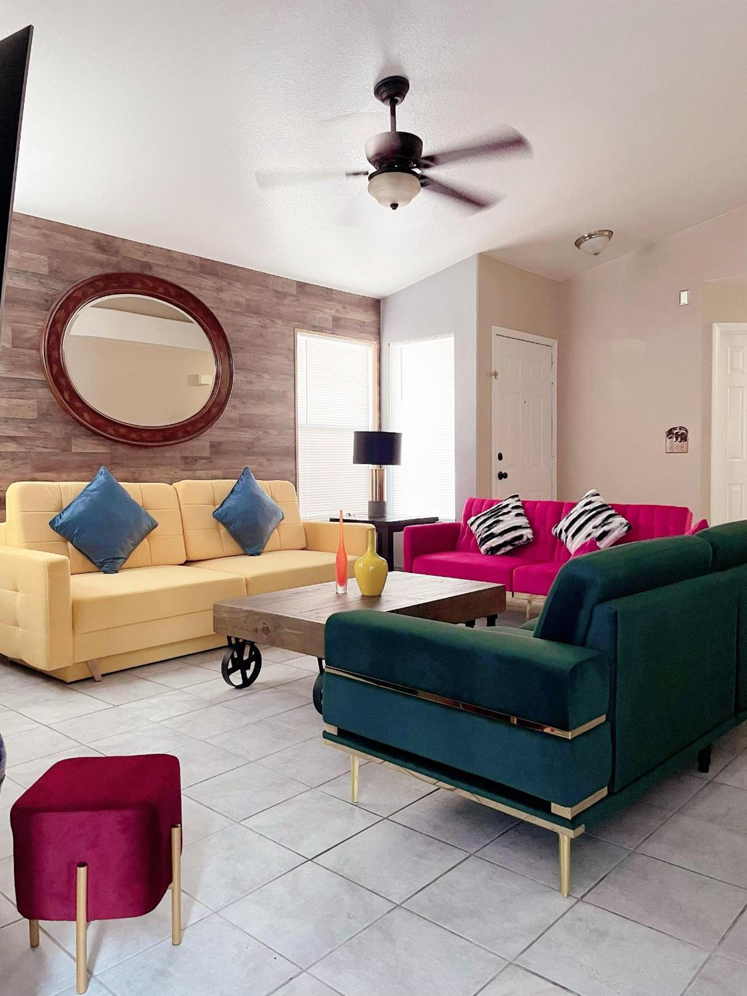 Ferienhaus Pet-friendly, Vibrant Oasis - Colorful Retreat Near Summerlin Las Vegas