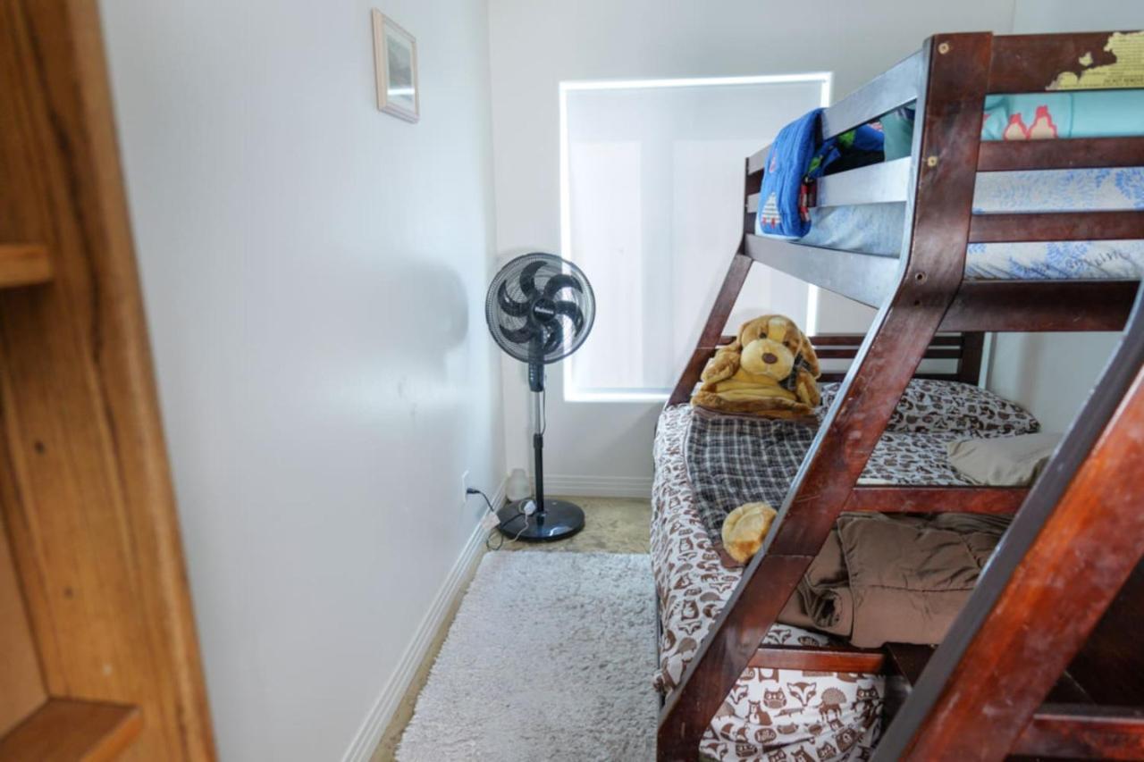 Holiday home 327 7 Bedroom With Fenced Yard