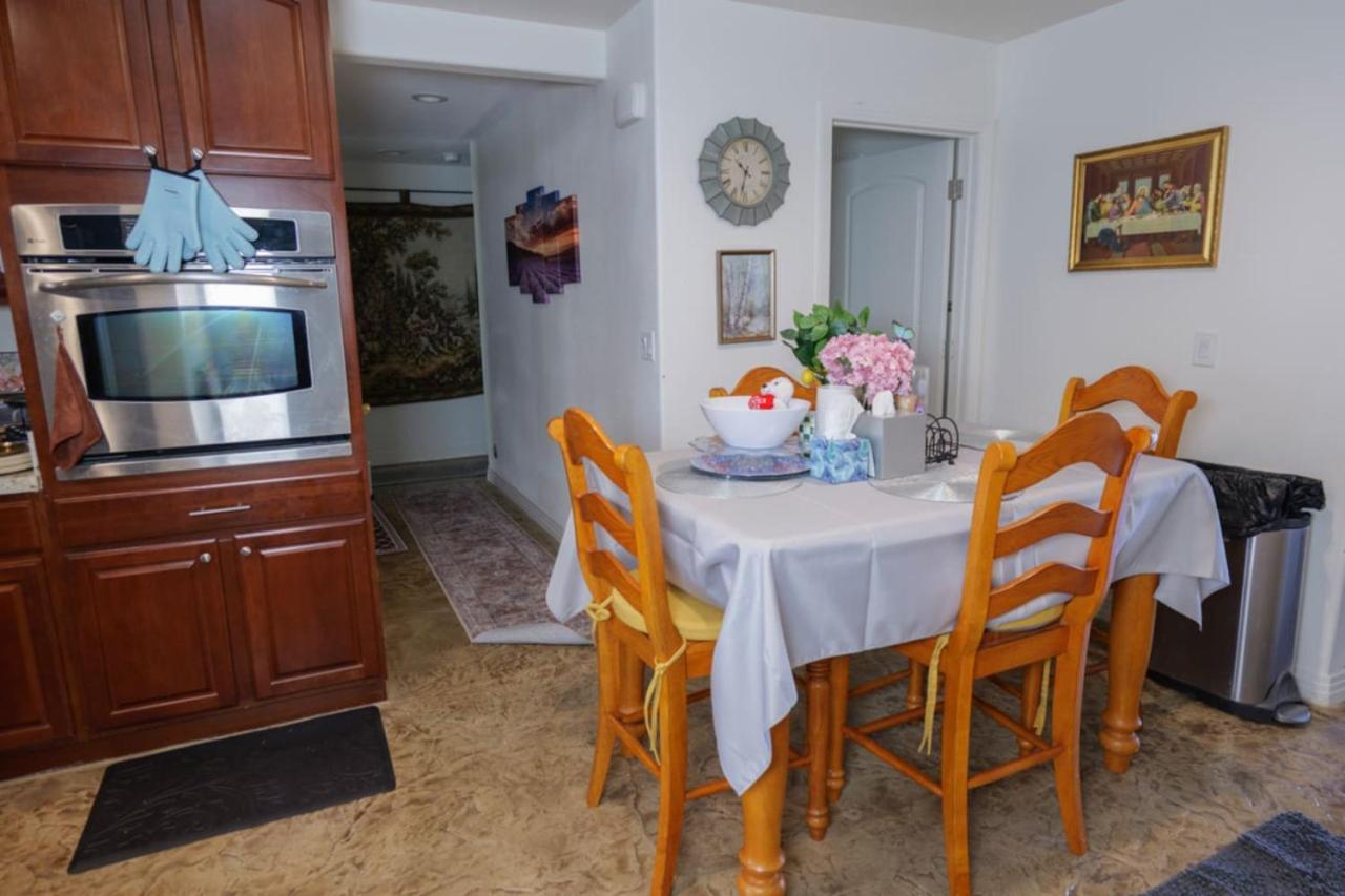 Holiday home 327 7 Bedroom With Fenced Yard *