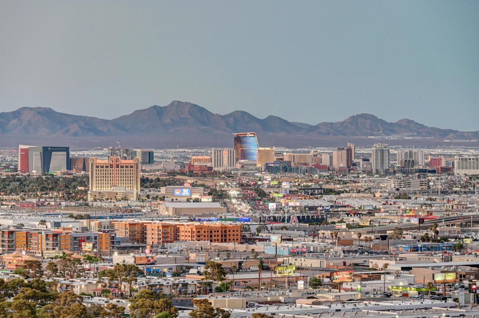 Apartment Hi-rise Private Balcony & Strip Views Las Vegas