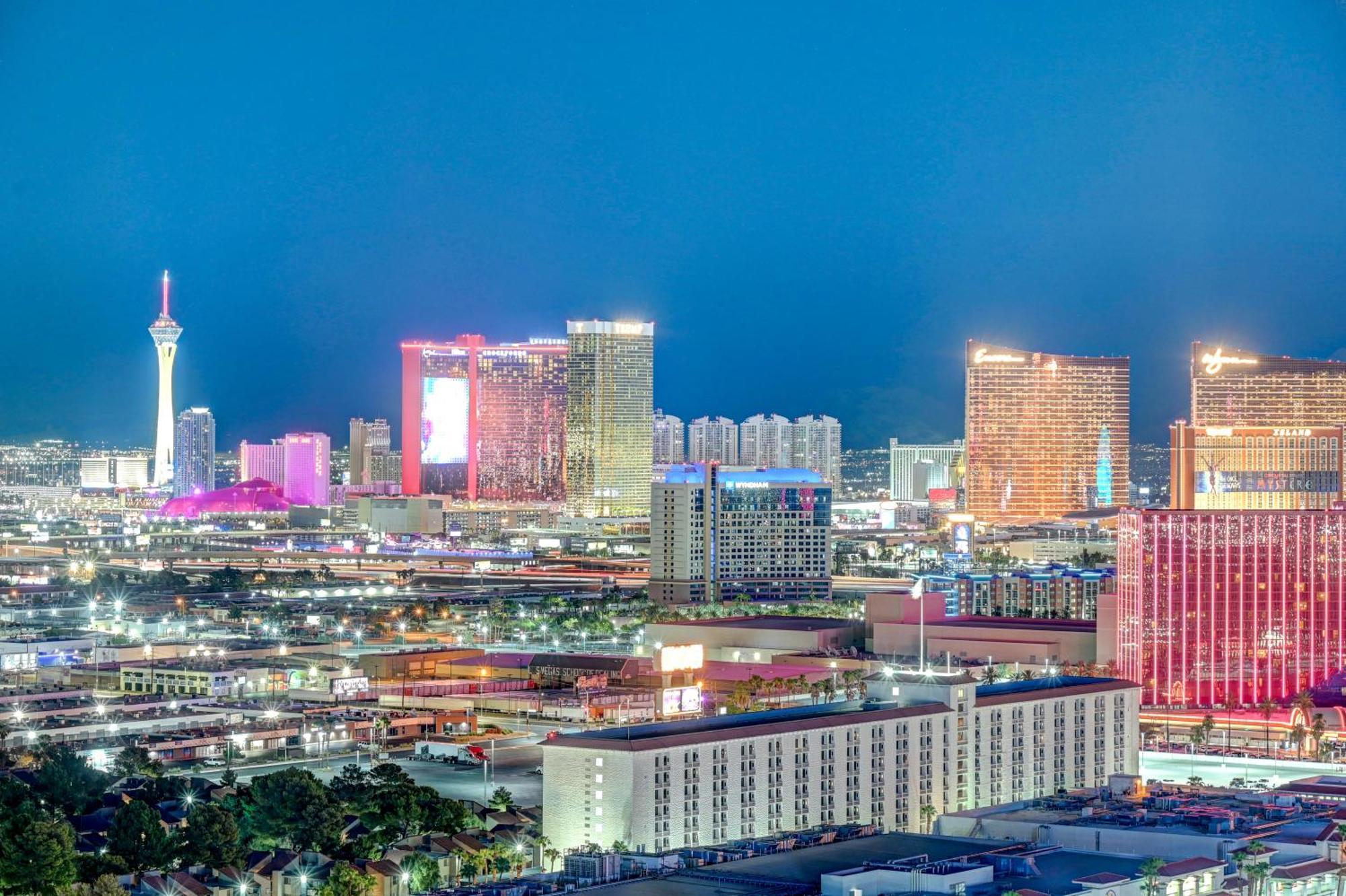Hi-rise Private Balcony & Strip Views * Las Vegas
