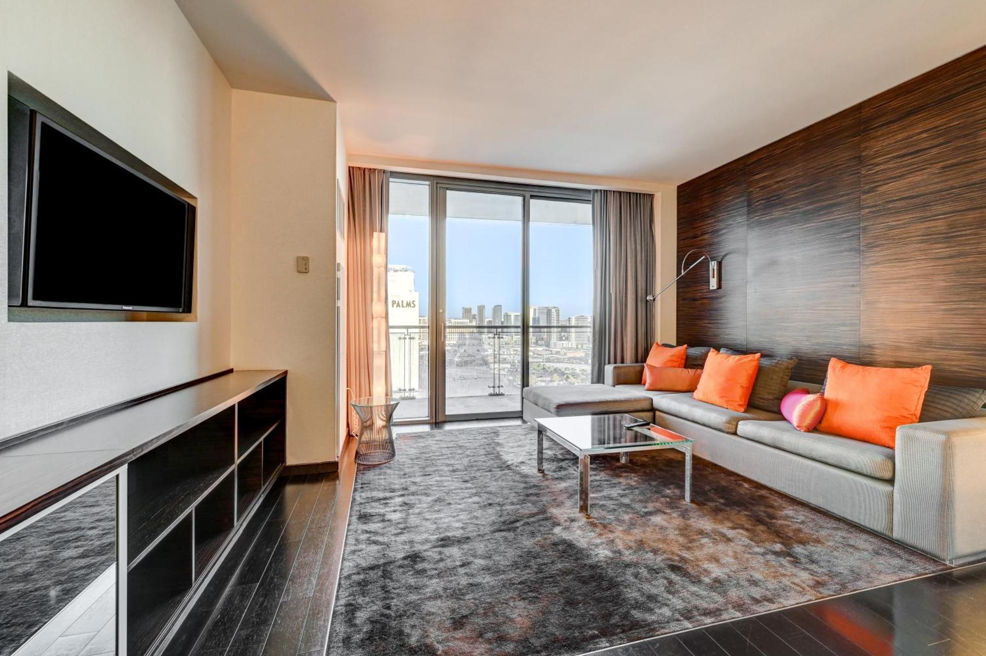 Hi-rise Private Balcony & Strip Views *