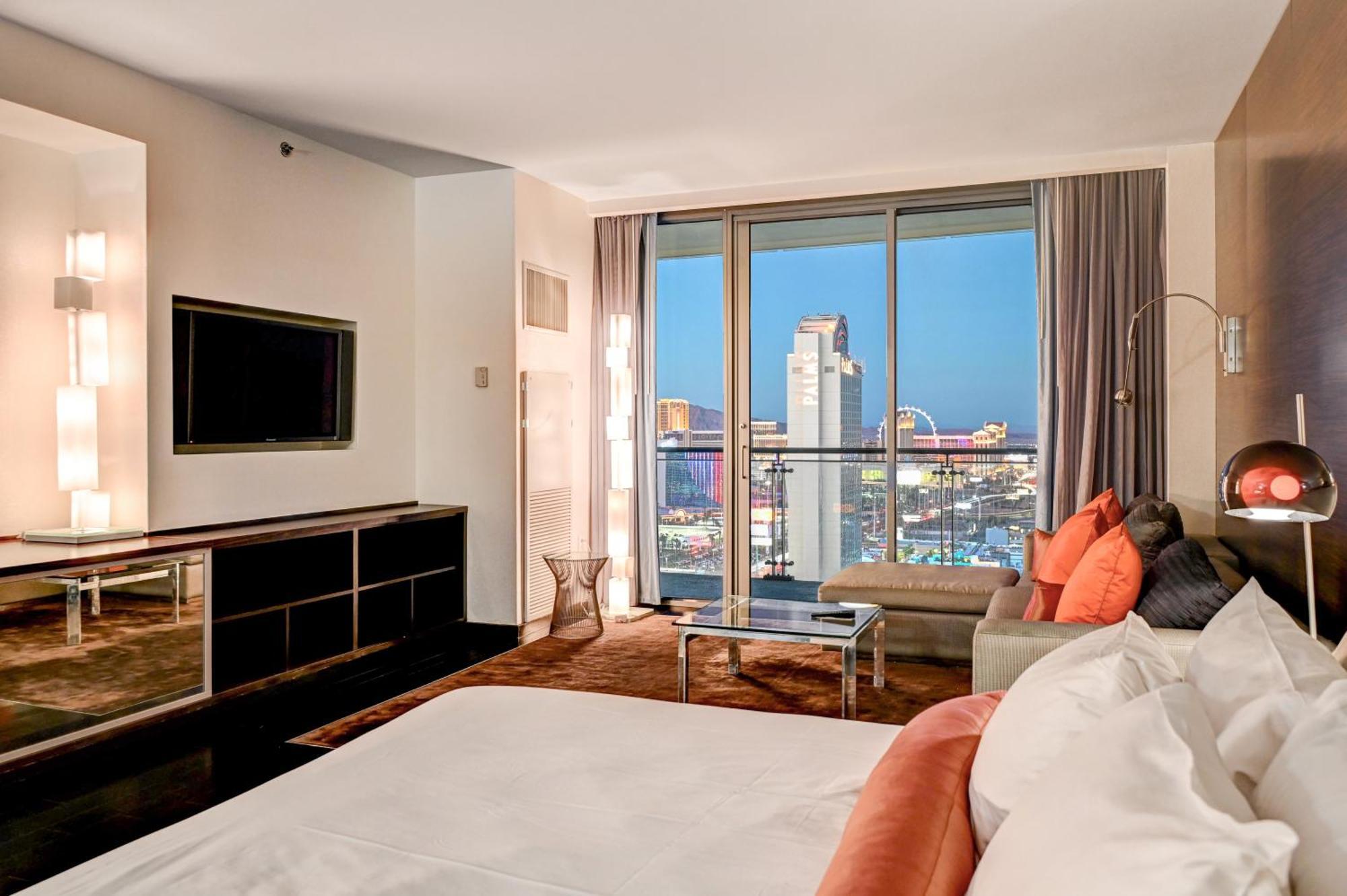 Hi-rise Private Balcony & Strip Views