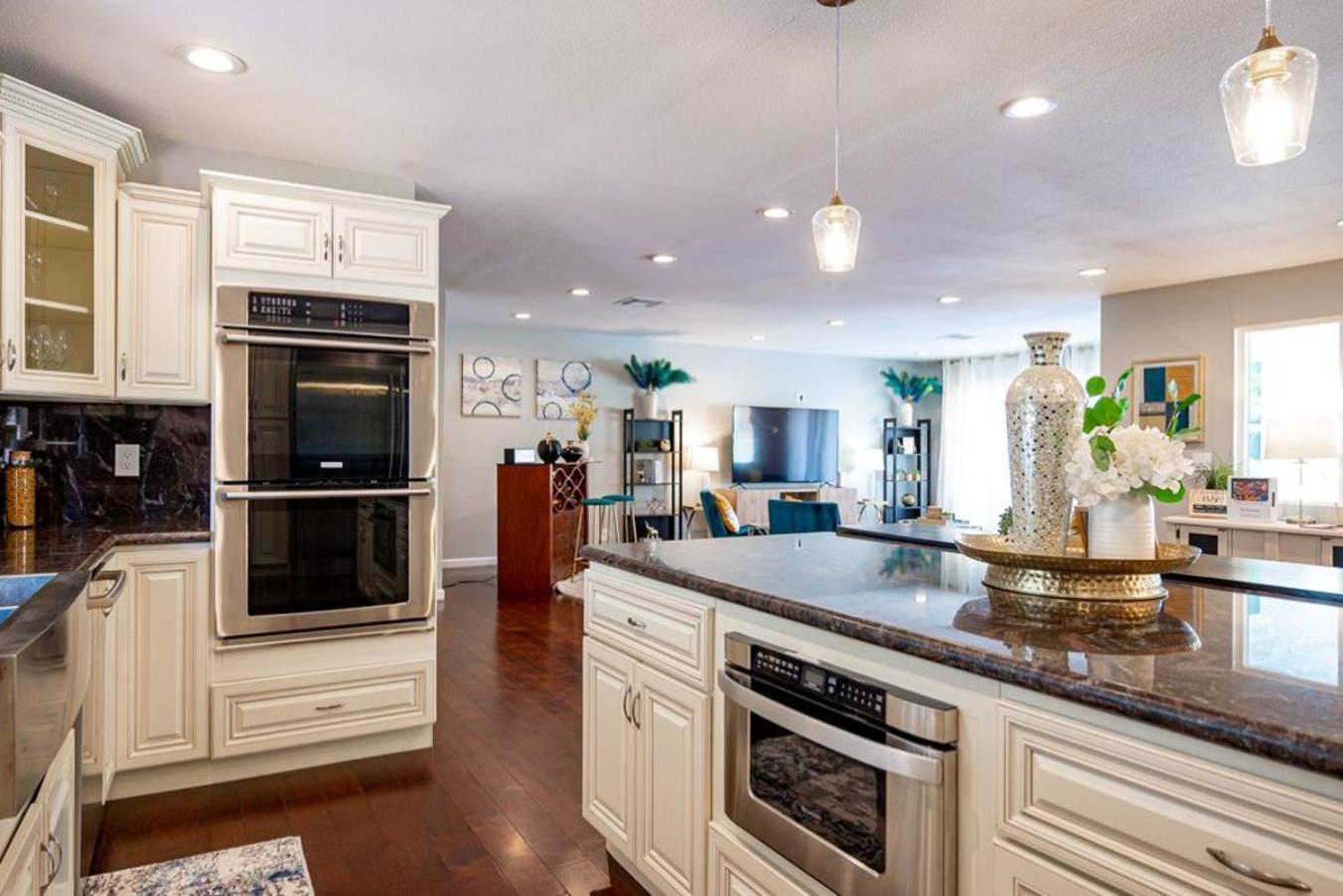 Your Private, Luxurious & Large Oasis-4 Holiday home *