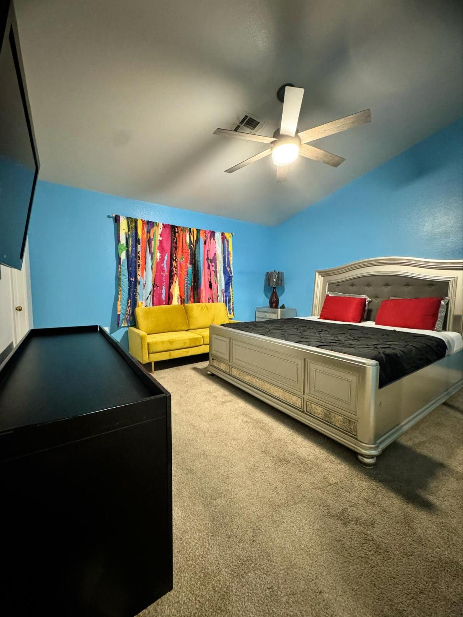 Pet-friendly, Vibrant Oasis - Colorful Retreat Near Summerlin Ferienhaus *