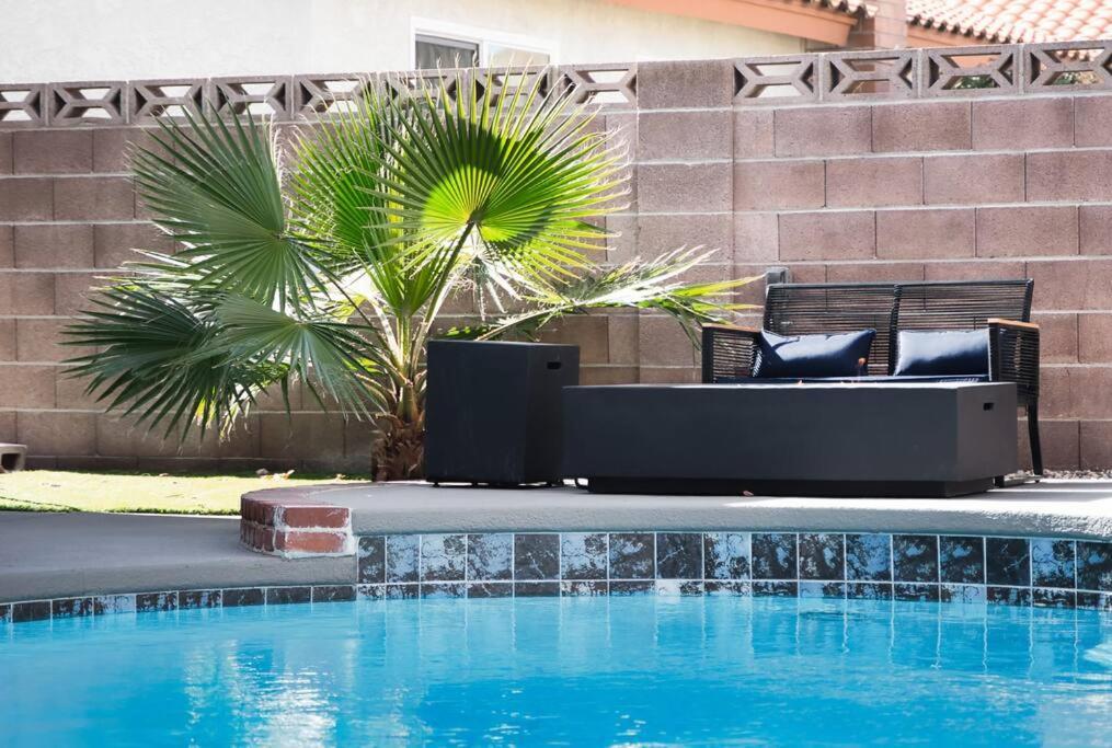 Vegas Oasis Close 2 Strip! Private Hot Tub & Heated Pool