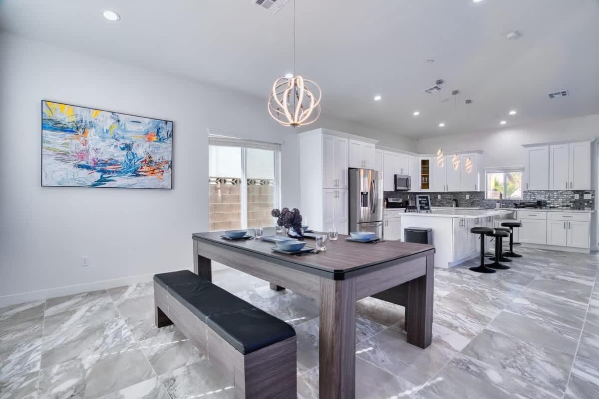 Holiday home Vegas Oasis Close 2 Strip! Private Hot Tub & Heated Pool Las Vegas