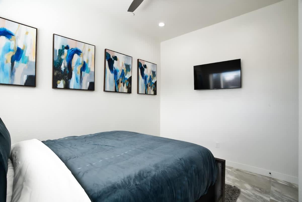 Vegas Oasis Close 2 Strip! Private Hot Tub & Heated Pool Holiday home Las Vegas