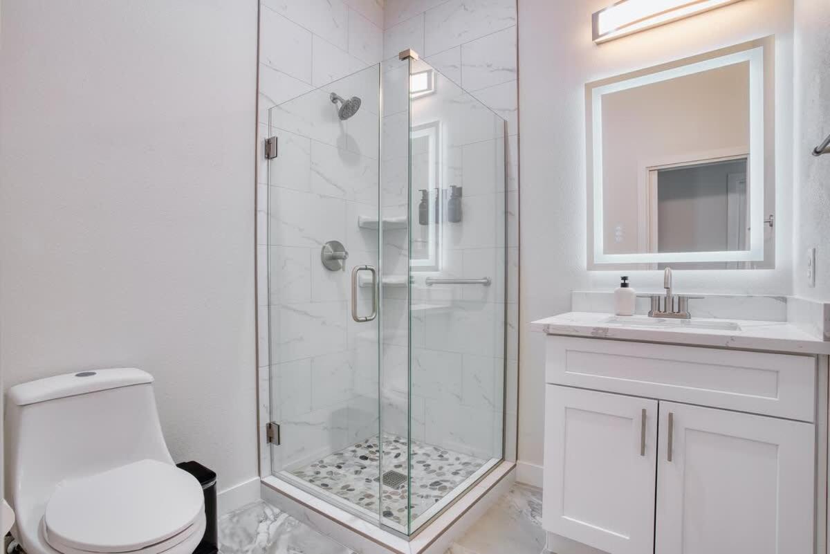 Vegas Oasis Close 2 Strip! Private Hot Tub & Heated Pool *