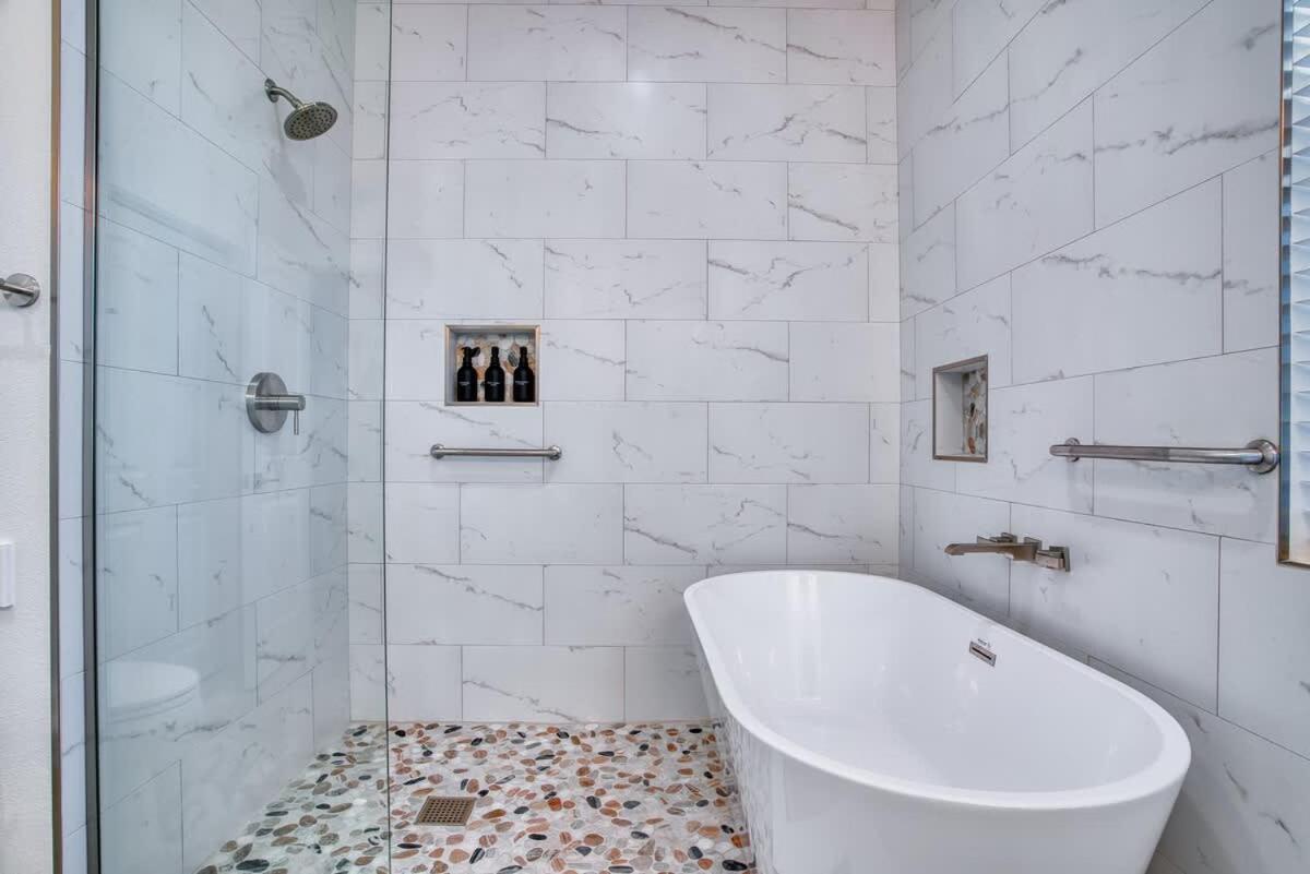Vegas Oasis Close 2 Strip! Private Hot Tub & Heated Pool * Las Vegas