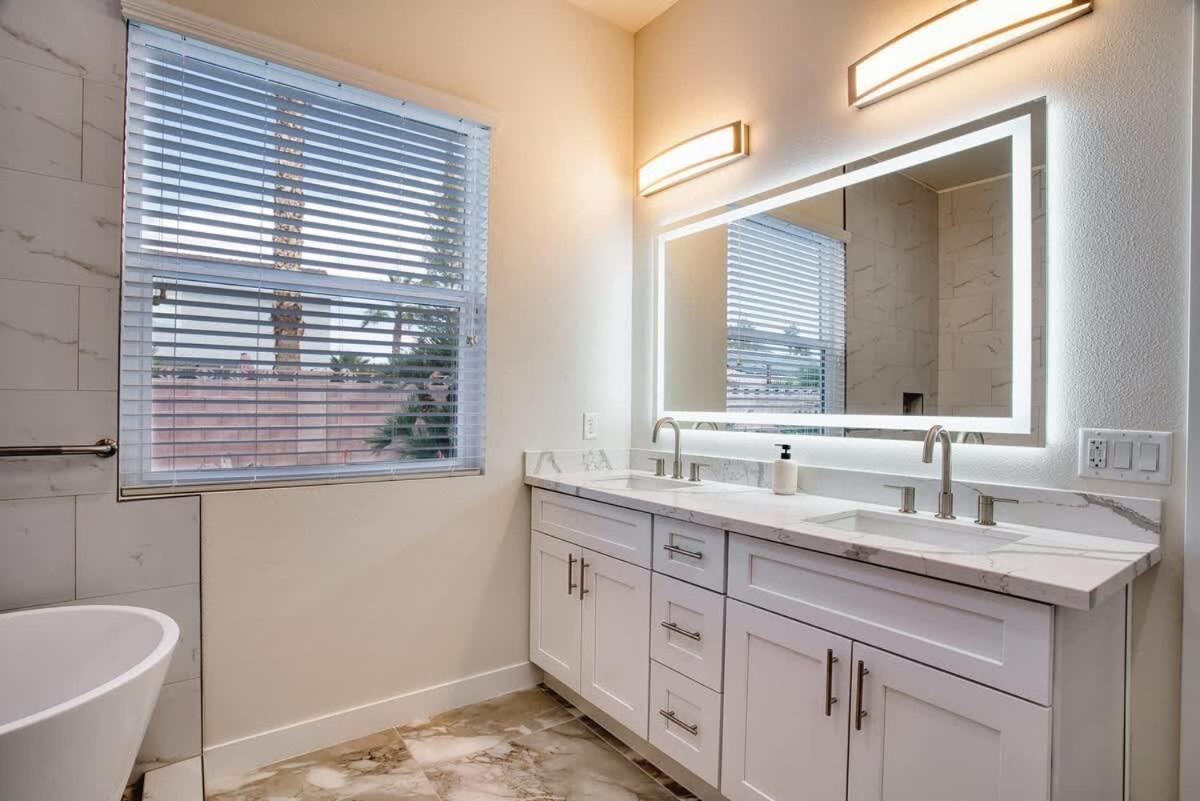 Vegas Oasis Close 2 Strip! Private Hot Tub & Heated Pool Holiday home