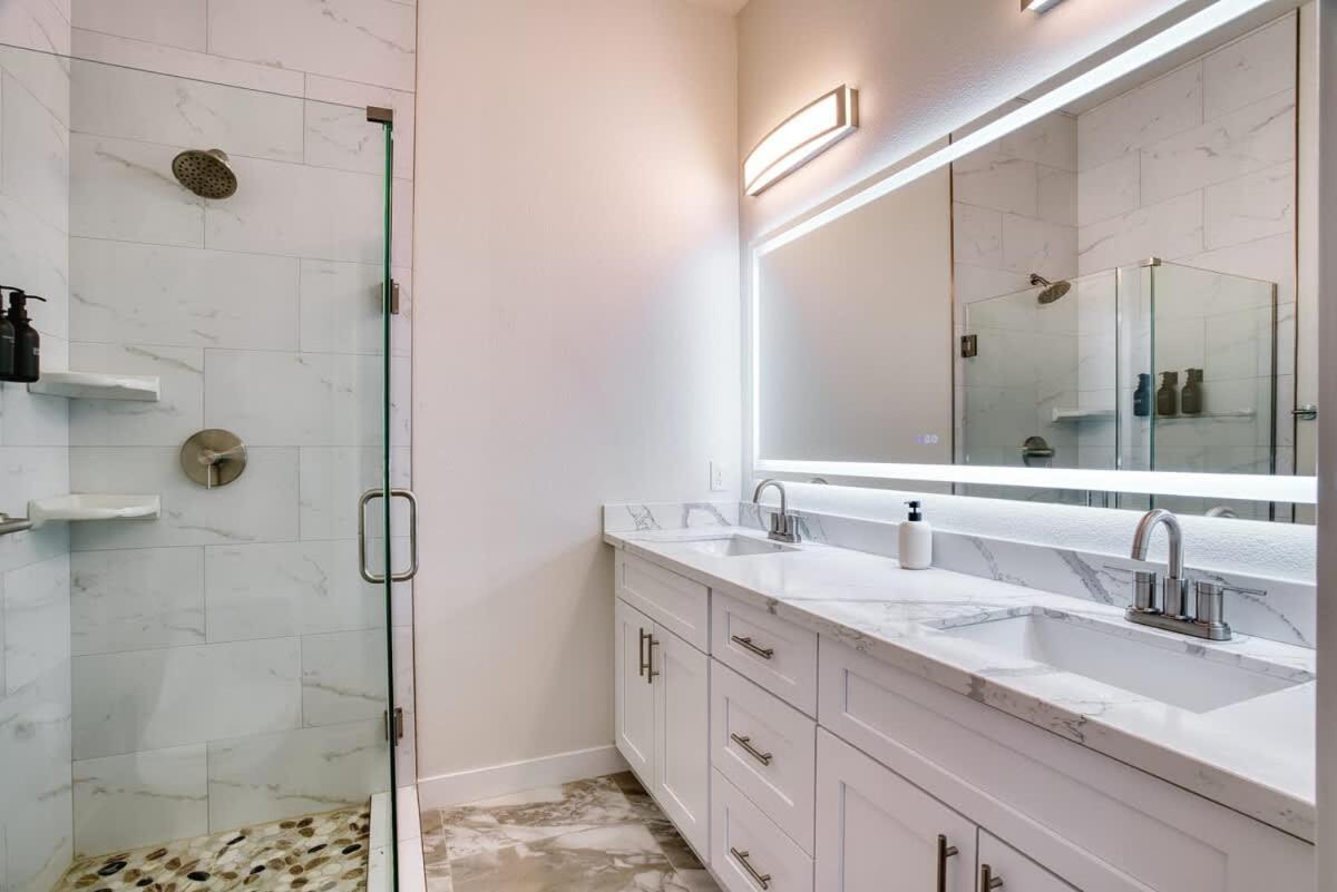 Vegas Oasis Close 2 Strip! Private Hot Tub & Heated Pool Holiday home *