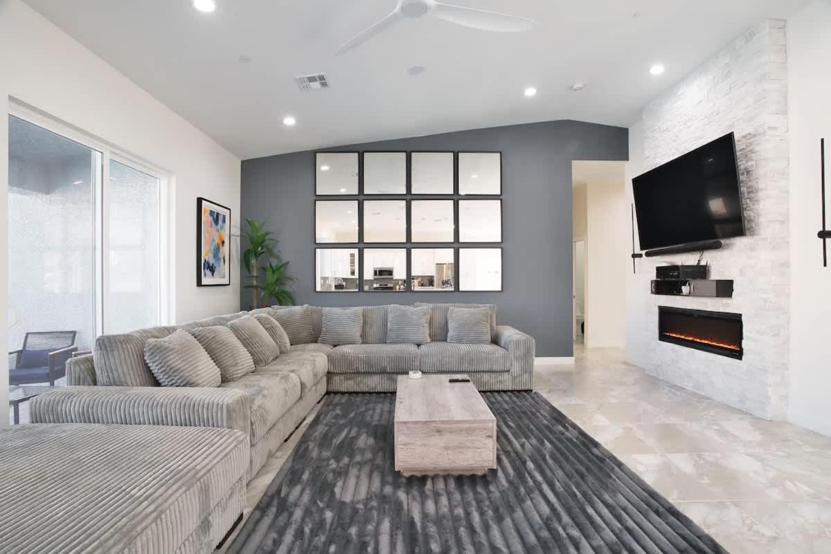 Vegas Oasis Close 2 Strip! Private Hot Tub & Heated Pool Holiday home Las Vegas