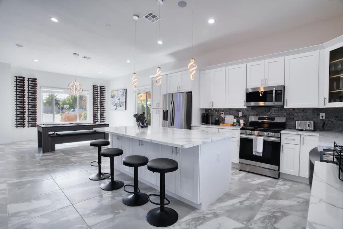 Vegas Oasis Close 2 Strip! Private Hot Tub & Heated Pool *