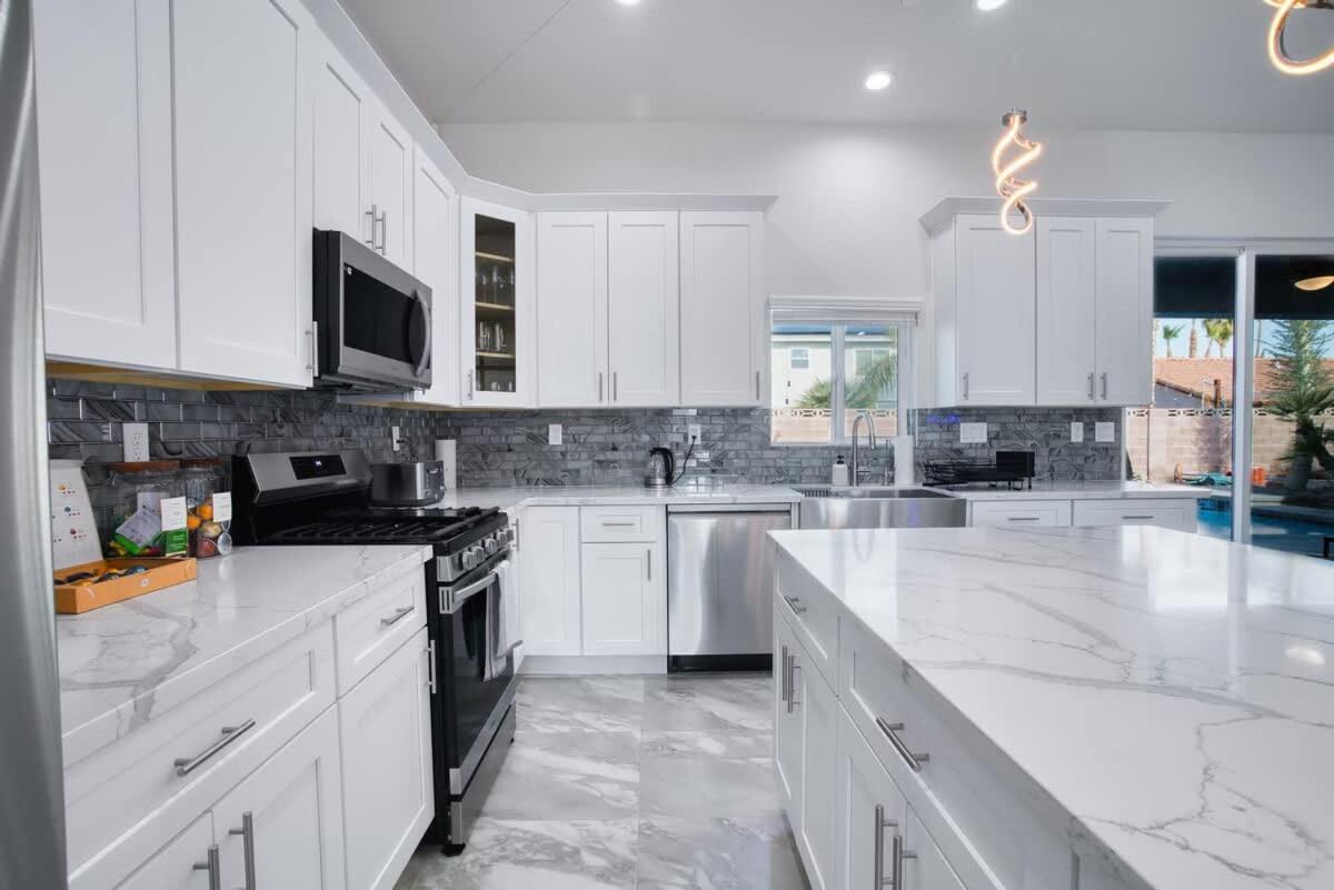 Vegas Oasis Close 2 Strip! Private Hot Tub & Heated Pool Las Vegas
