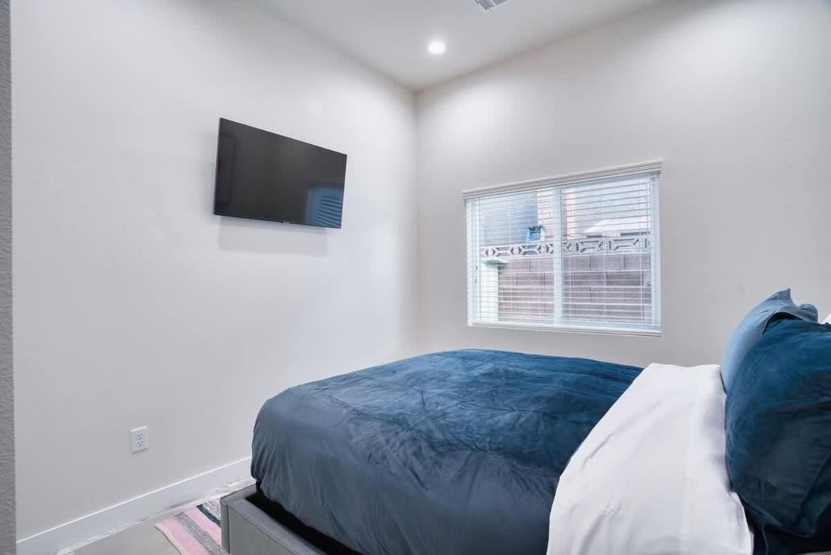 Vegas Oasis Close 2 Strip! Private Hot Tub & Heated Pool Holiday home *