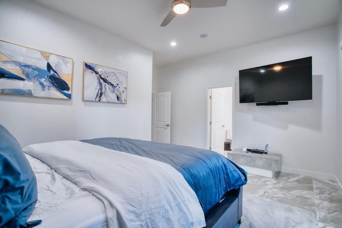 Vegas Oasis Close 2 Strip! Private Hot Tub & Heated Pool *
