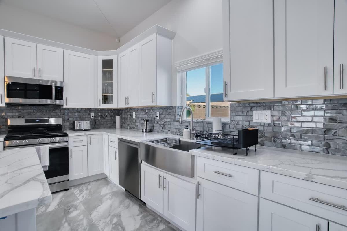 Vegas Oasis Close 2 Strip! Private Hot Tub & Heated Pool Holiday home