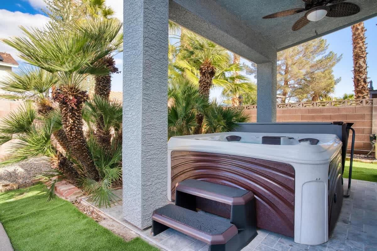 Vegas Oasis Close 2 Strip! Private Hot Tub & Heated Pool Holiday home *