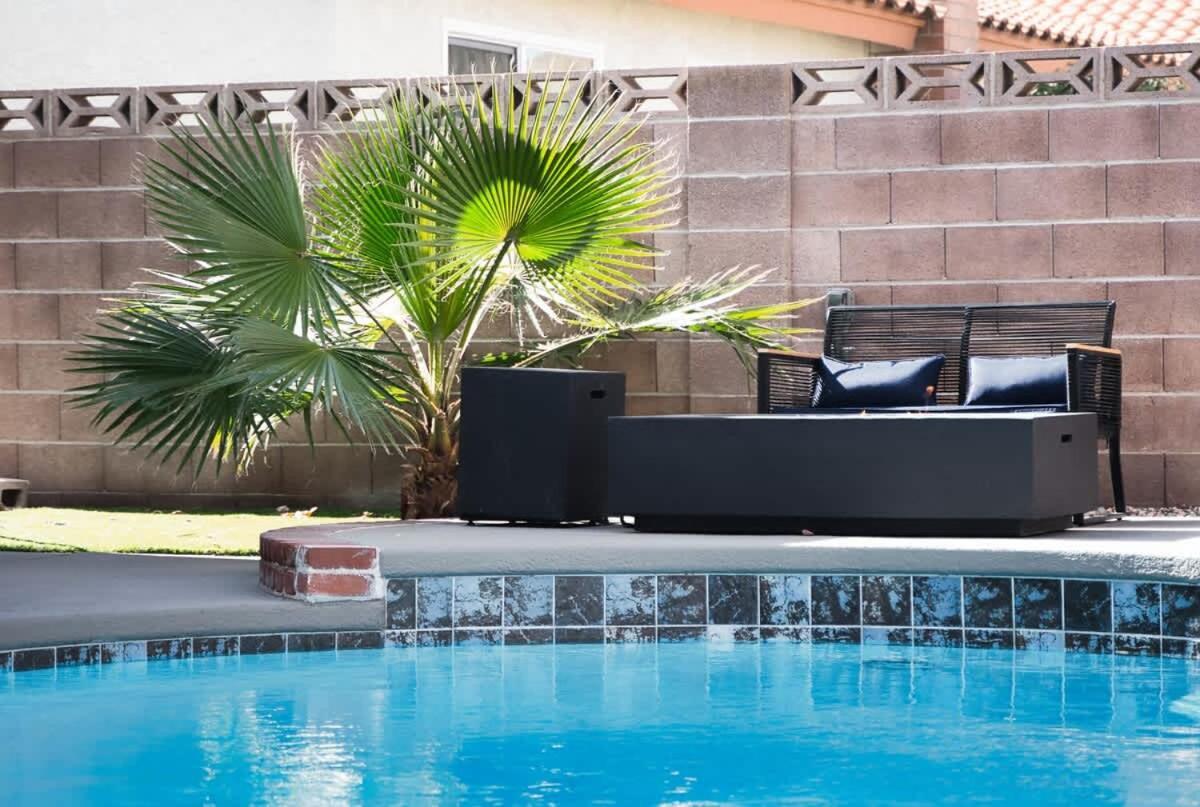 Vegas Oasis Close 2 Strip! Private Hot Tub & Heated Pool Holiday home