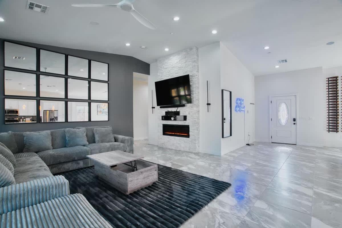 Vegas Oasis Close 2 Strip! Private Hot Tub & Heated Pool Holiday home *