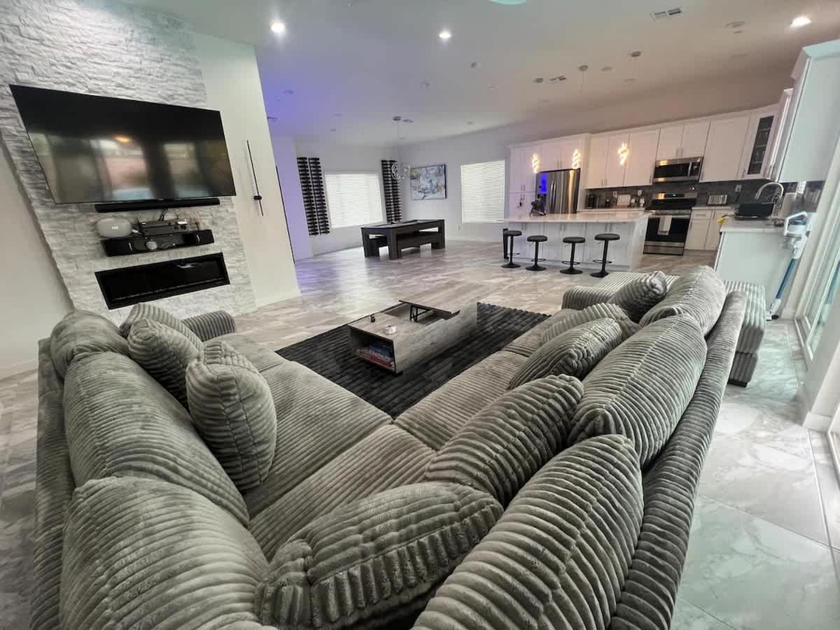 Holiday home Vegas Oasis Close 2 Strip! Private Hot Tub & Heated Pool *