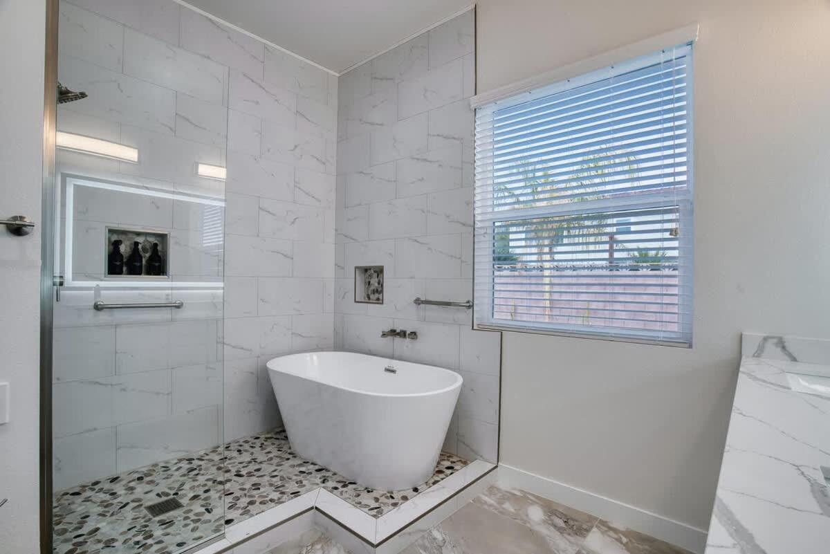 Vegas Oasis Close 2 Strip! Private Hot Tub & Heated Pool Las Vegas