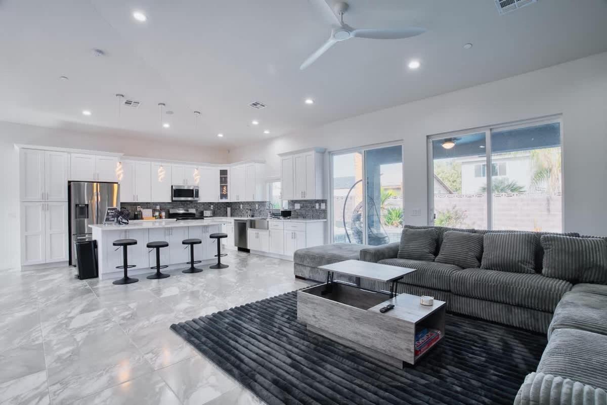 Vegas Oasis Close 2 Strip! Private Hot Tub & Heated Pool * Las Vegas