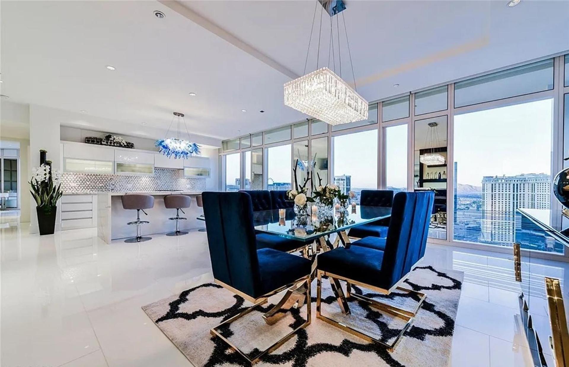 Exquisite High-rise With Panoramic View Apartment