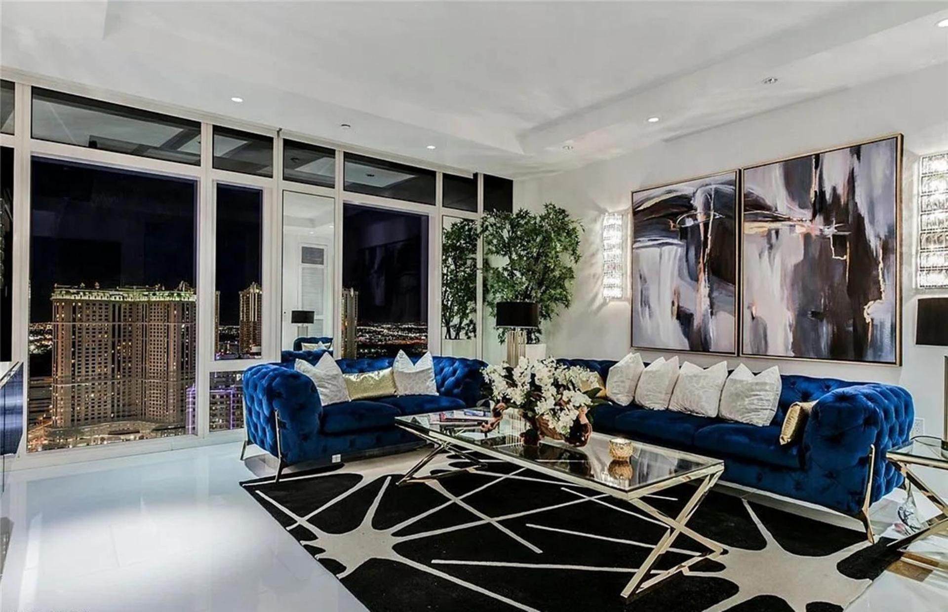 Exquisite High-rise With Panoramic View *
