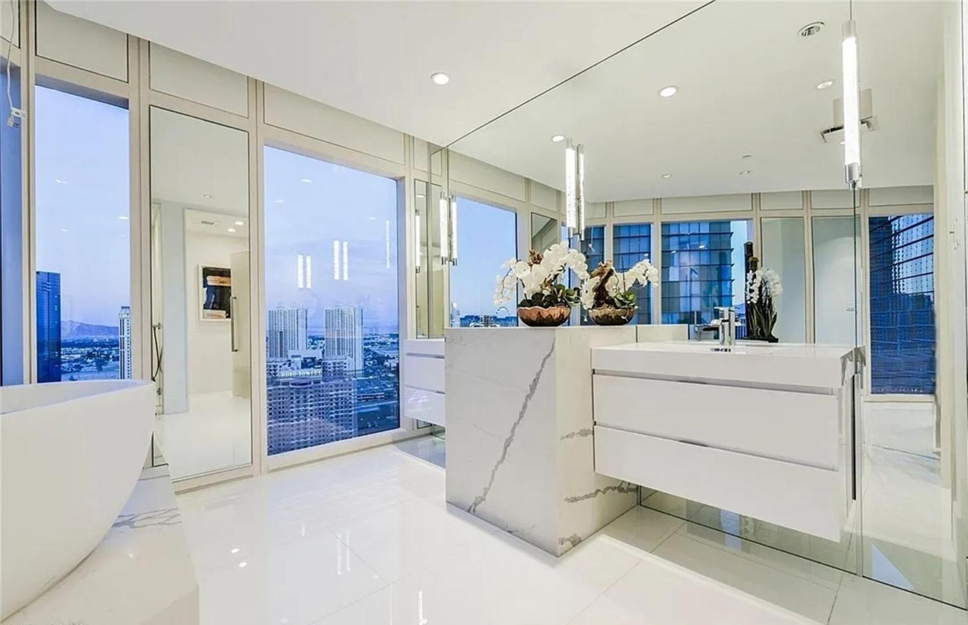 Exquisite High-rise With Panoramic View * Las Vegas