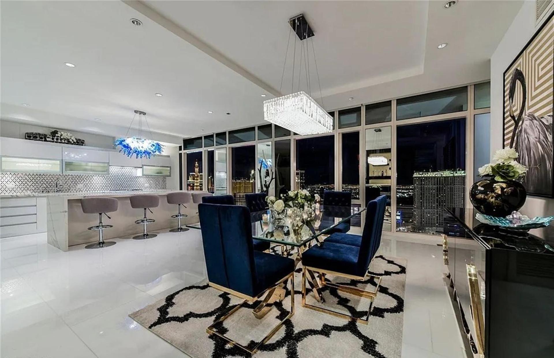 Exquisite High-rise With Panoramic View Apartment