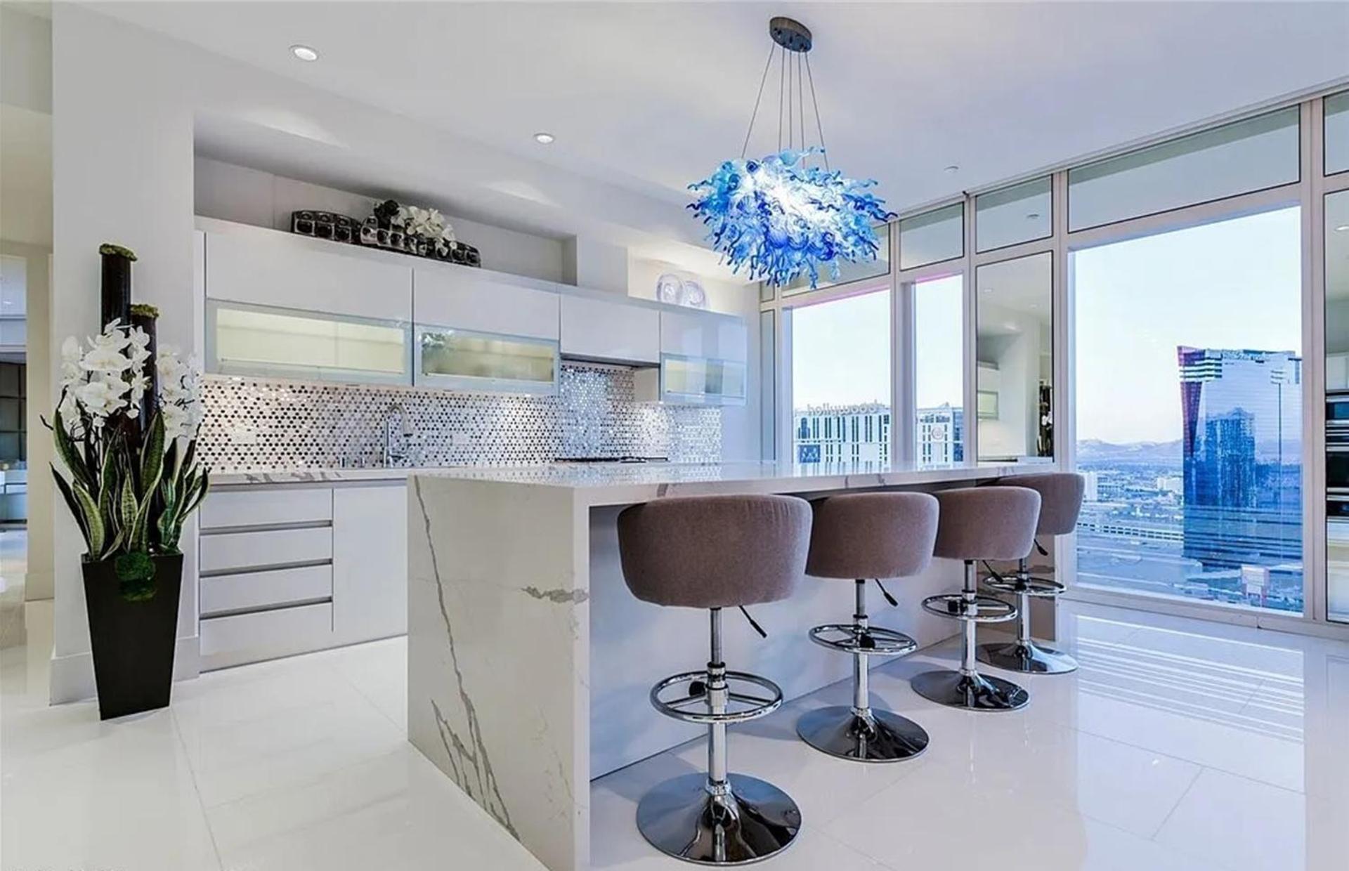 Exquisite High-rise With Panoramic View Apartment *