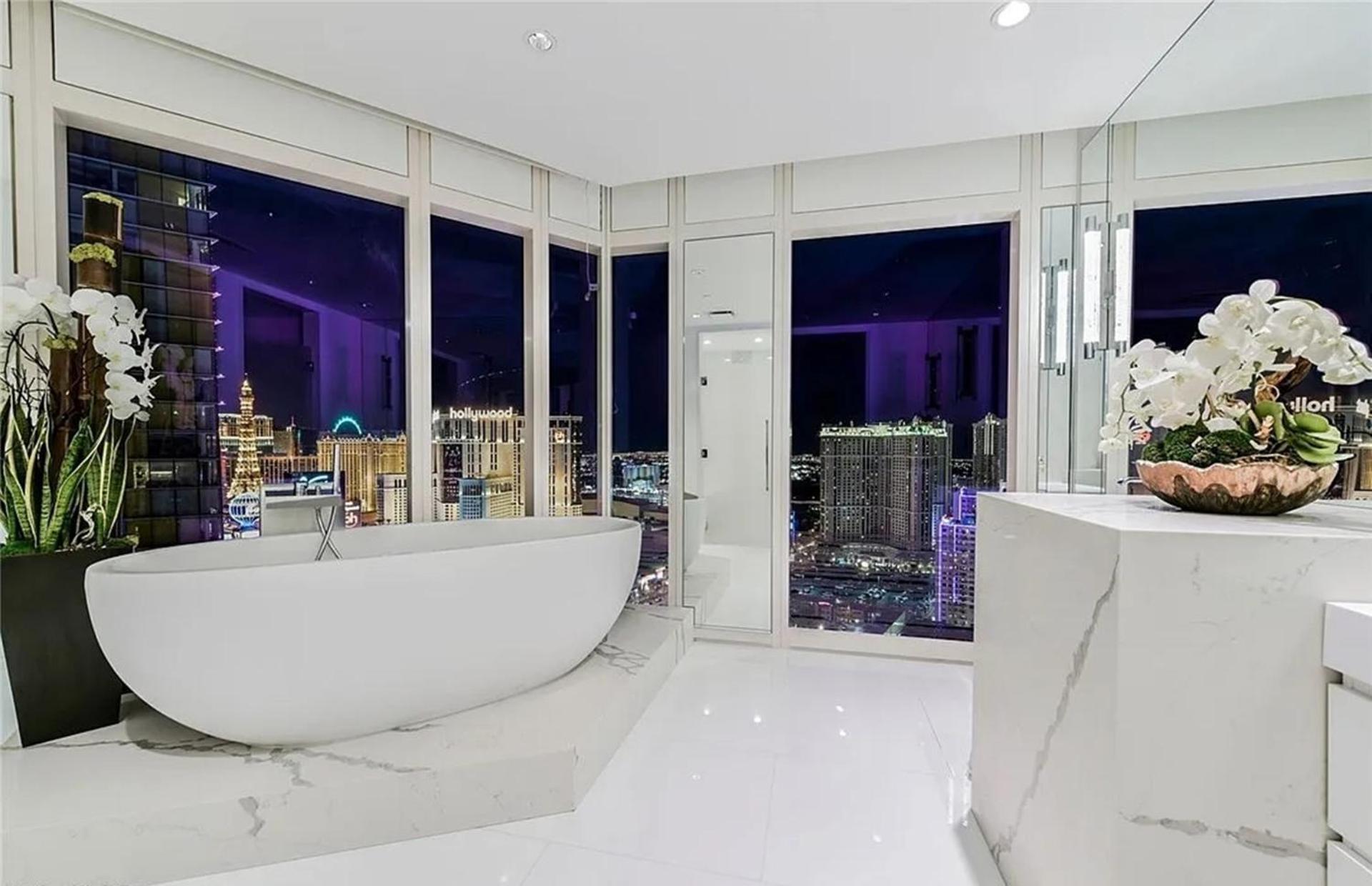 Exquisite High-rise With Panoramic View