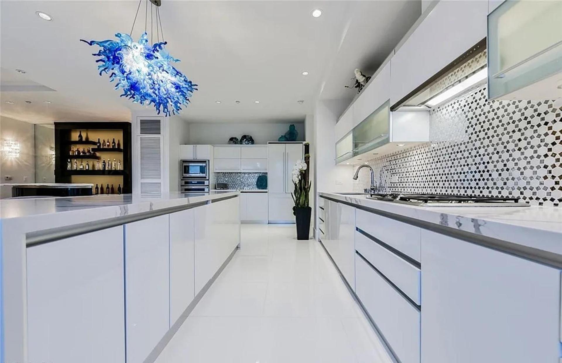 Exquisite High-rise With Panoramic View