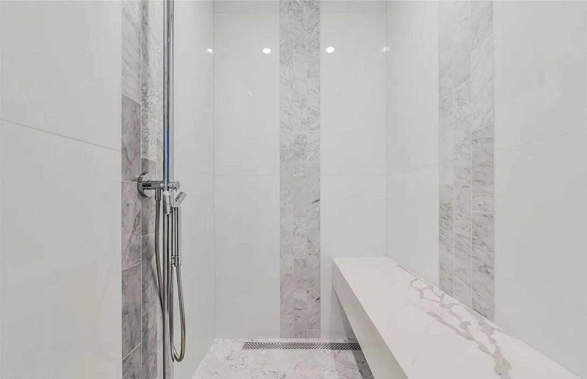 Exquisite High-rise With Panoramic View *
