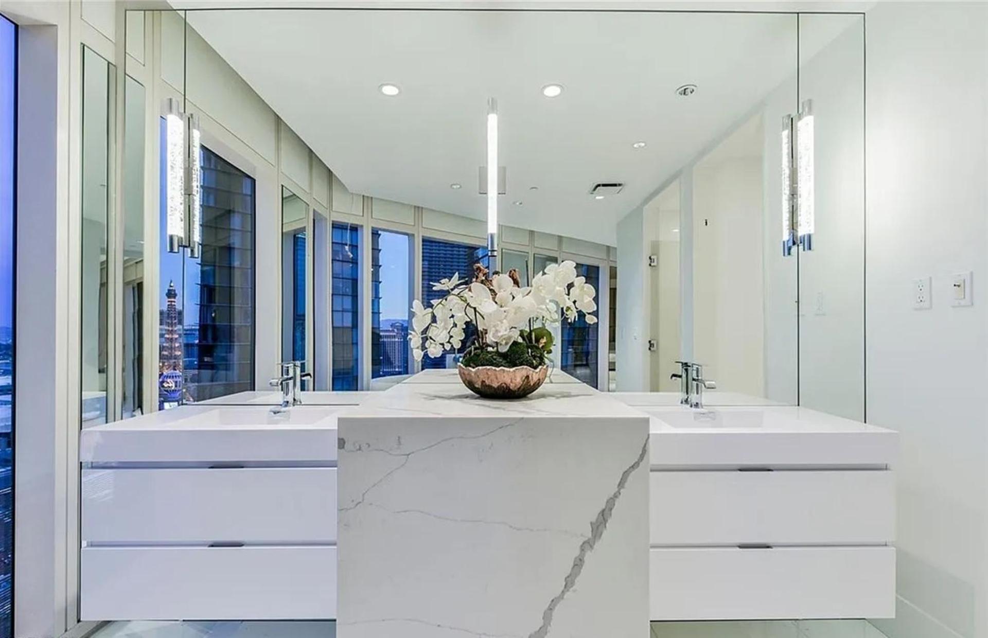 Exquisite High-rise With Panoramic View * Las Vegas