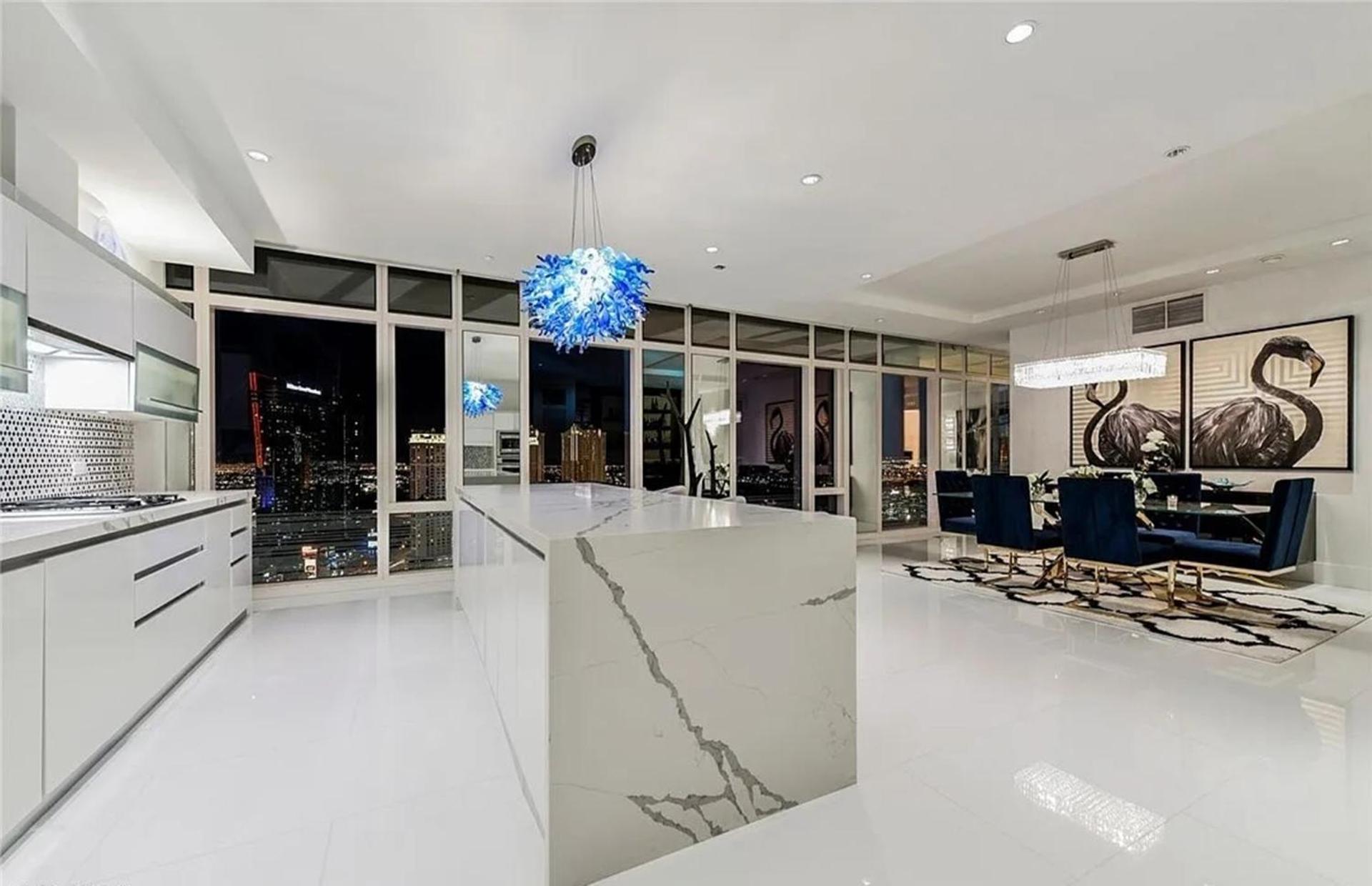 Apartment Exquisite High-rise With Panoramic View
