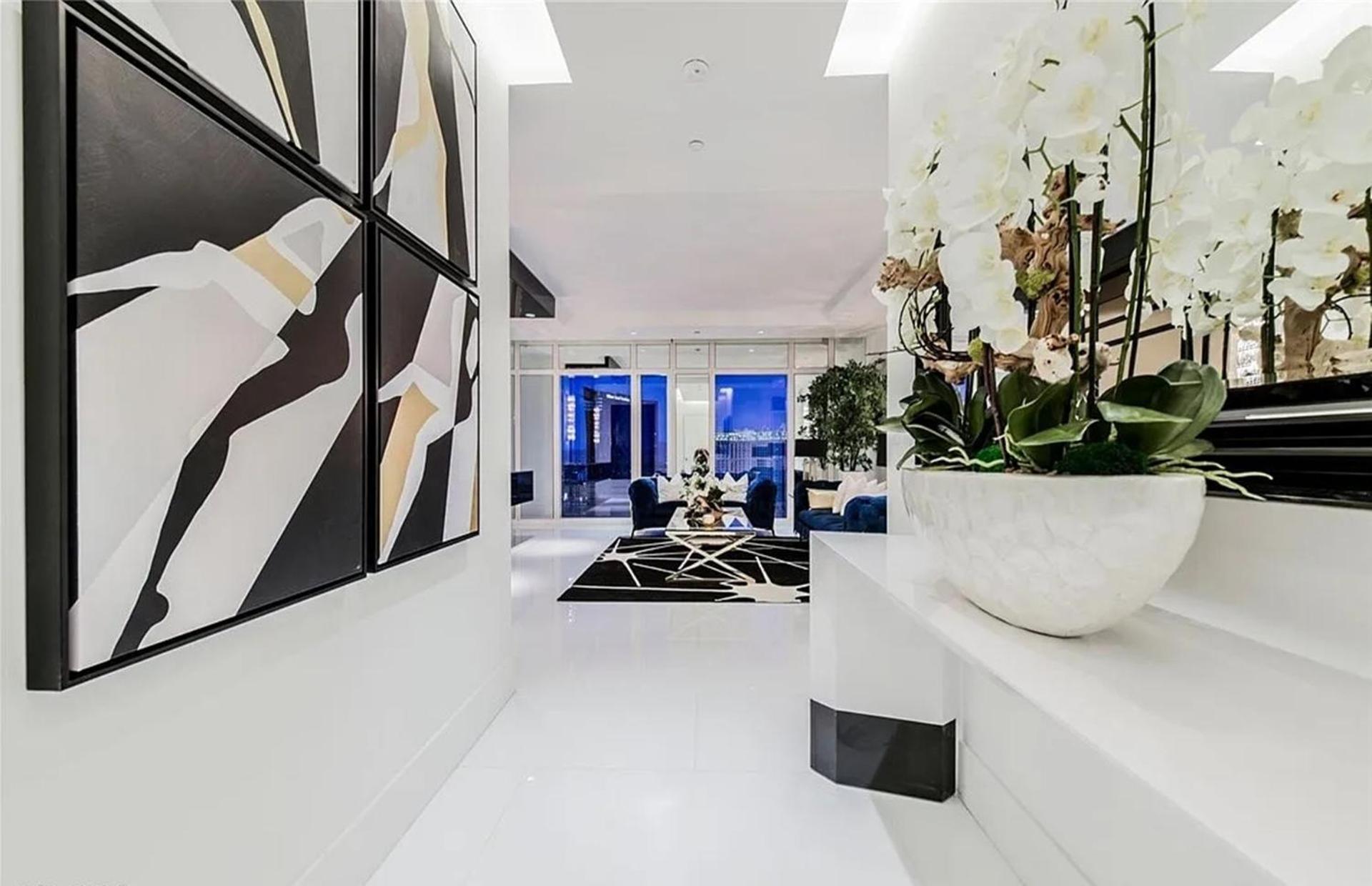 Exquisite High-rise With Panoramic View Apartment