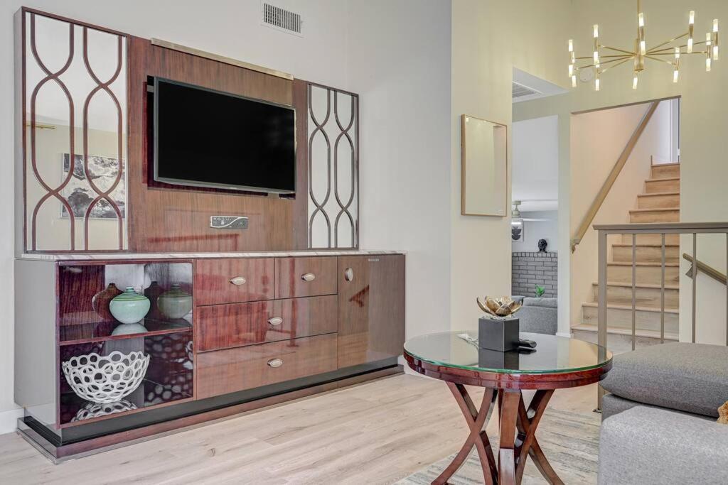 New Poolside Paradise In Vegas With Bbq And Games Holiday home