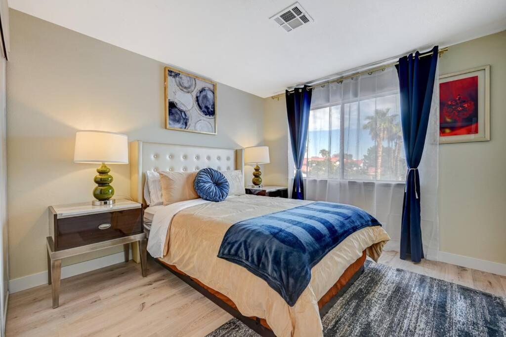 Holiday home New Poolside Paradise In Vegas With Bbq And Games