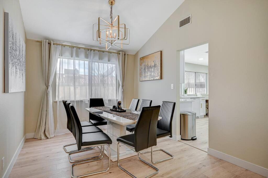 New Poolside Paradise In Vegas With Bbq And Games Holiday home