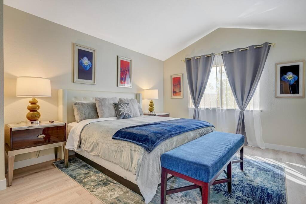 New Poolside Paradise In Vegas With Bbq And Games Holiday home Las Vegas