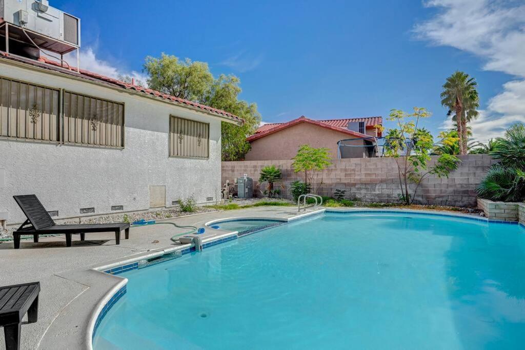New Poolside Paradise In Vegas With Bbq And Games *