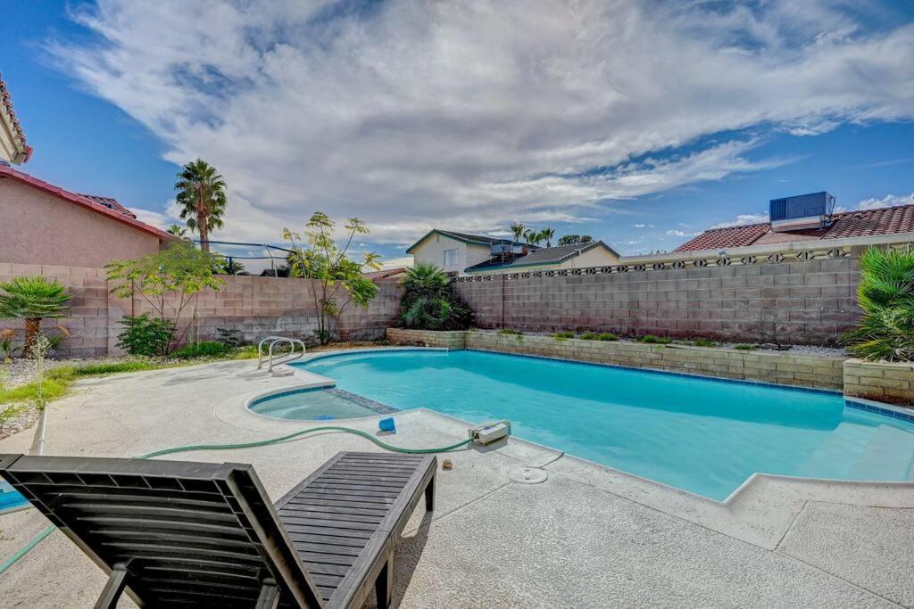 New Poolside Paradise In Vegas With Bbq And Games Holiday home *